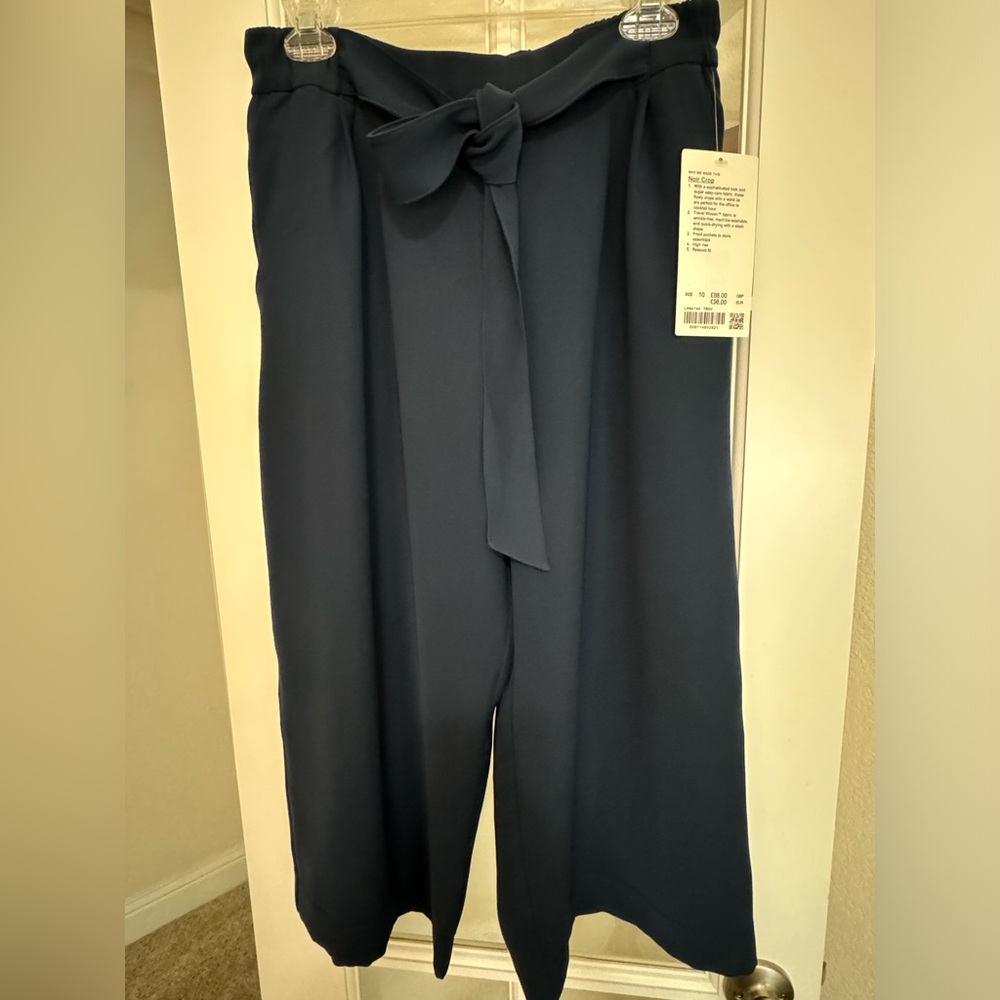 NWT Lululemon Noir Crop. Approximately 32” long and 20”inseam. All info on tag.